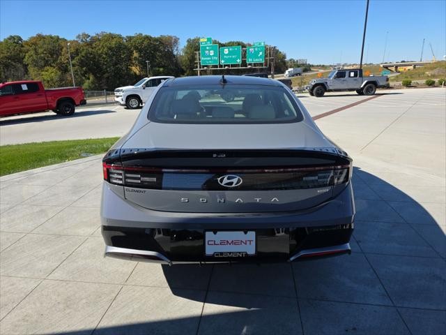 Hyundai Sonata Hybrid Vehicle Full-screen Gallery Image 7