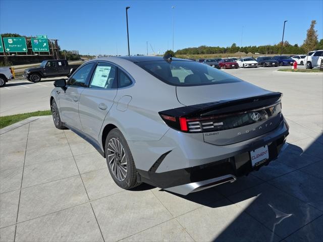 Hyundai Sonata Hybrid Vehicle Full-screen Gallery Image 8