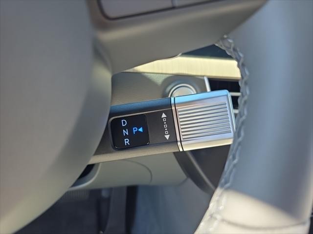 Hyundai Sonata Hybrid Vehicle Full-screen Gallery Image 17