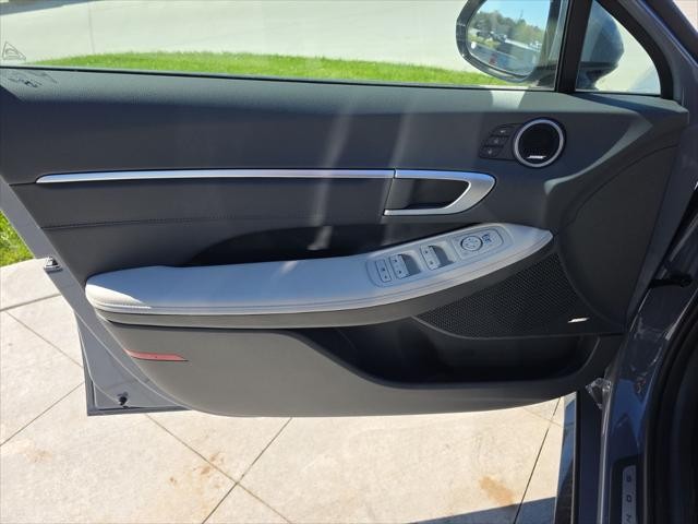 Hyundai Sonata Hybrid Vehicle Full-screen Gallery Image 26