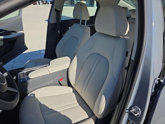 Hyundai Sonata Hybrid Vehicle Full-screen Gallery Image 28