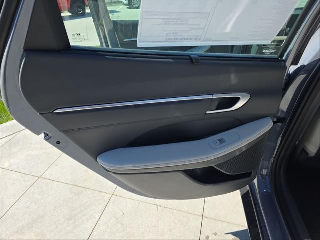 Hyundai Sonata Hybrid Vehicle Full-screen Gallery Image 29