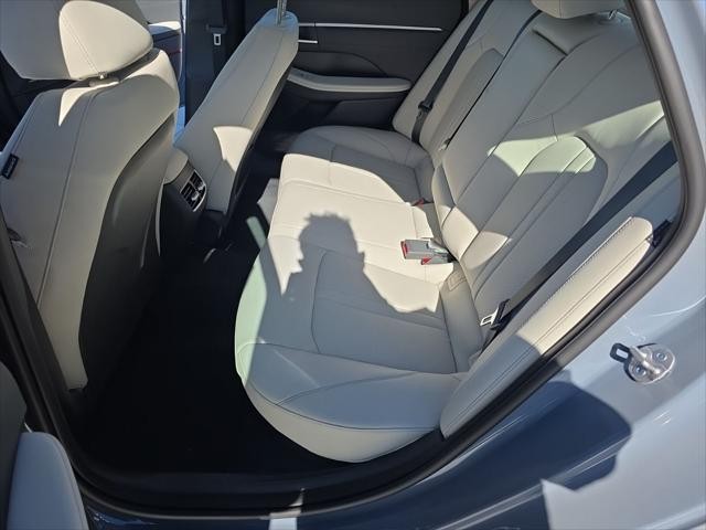 Hyundai Sonata Hybrid Vehicle Full-screen Gallery Image 30