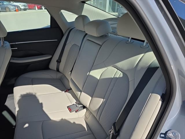 Hyundai Sonata Hybrid Vehicle Full-screen Gallery Image 31