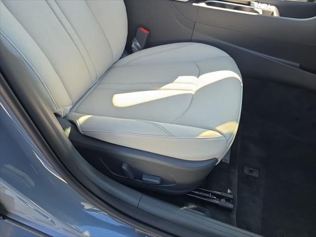 Hyundai Sonata Hybrid Vehicle Full-screen Gallery Image 32