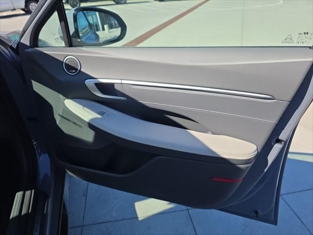 Hyundai Sonata Hybrid Vehicle Full-screen Gallery Image 33