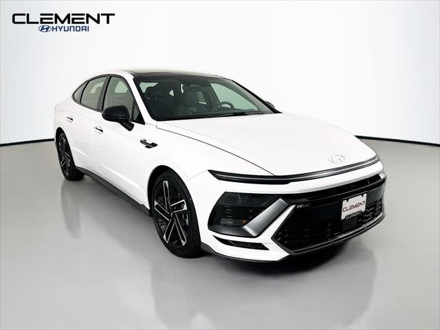 Hyundai Sonata Vehicle Full-screen Gallery Image 3