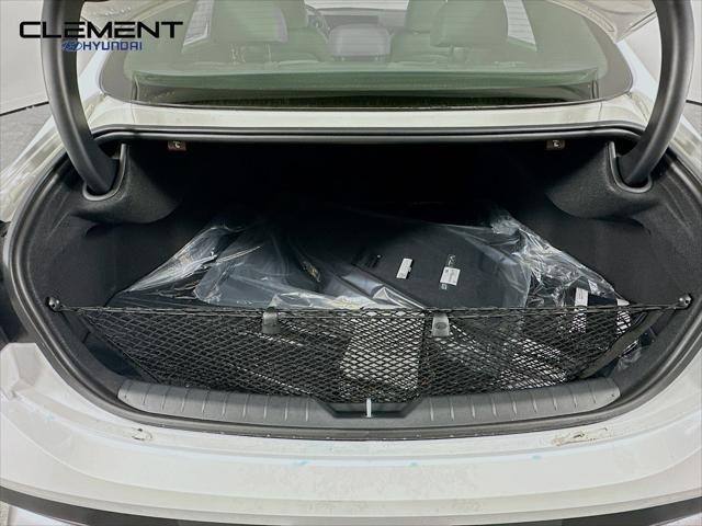 Hyundai Sonata Vehicle Full-screen Gallery Image 9