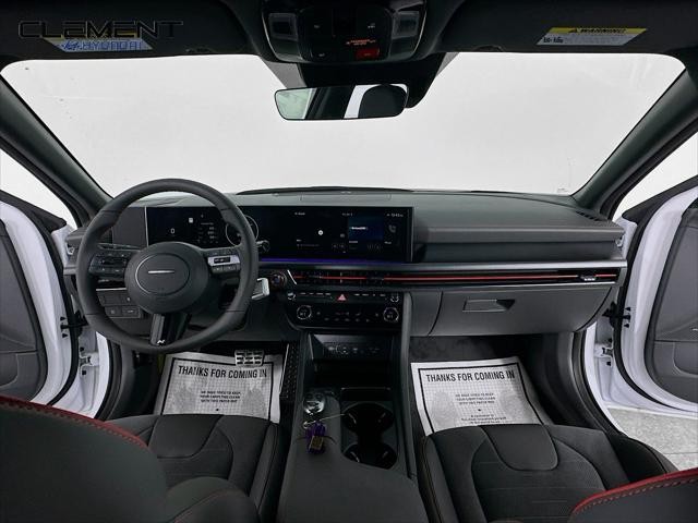 Hyundai Sonata Vehicle Full-screen Gallery Image 11