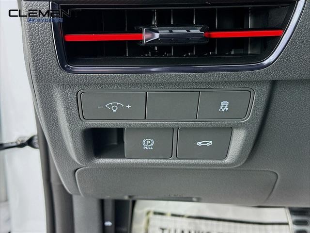 Hyundai Sonata Vehicle Full-screen Gallery Image 12