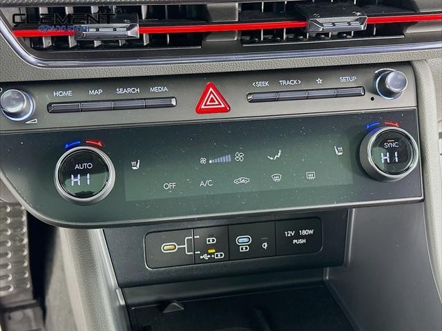 Hyundai Sonata Vehicle Full-screen Gallery Image 19