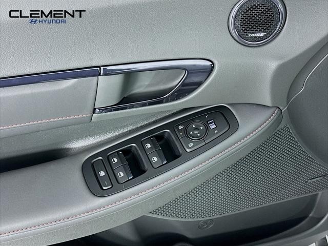 Hyundai Sonata Vehicle Full-screen Gallery Image 24