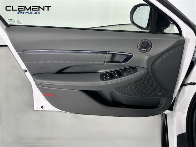 Hyundai Sonata Vehicle Full-screen Gallery Image 25