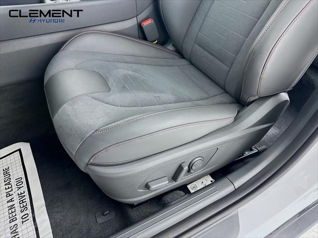 Hyundai Sonata Vehicle Full-screen Gallery Image 26