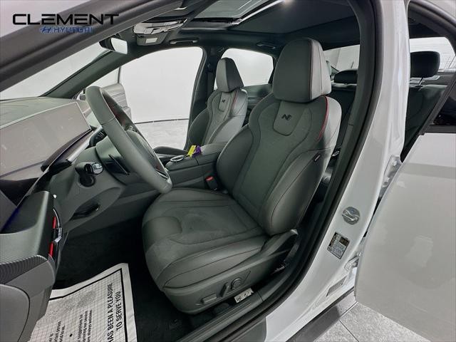 Hyundai Sonata Vehicle Full-screen Gallery Image 27