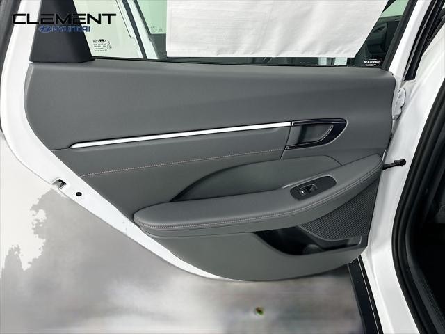 Hyundai Sonata Vehicle Full-screen Gallery Image 28