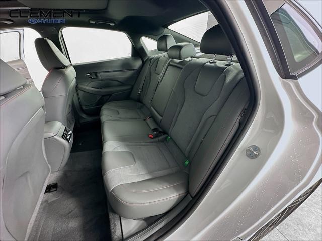 Hyundai Sonata Vehicle Full-screen Gallery Image 29
