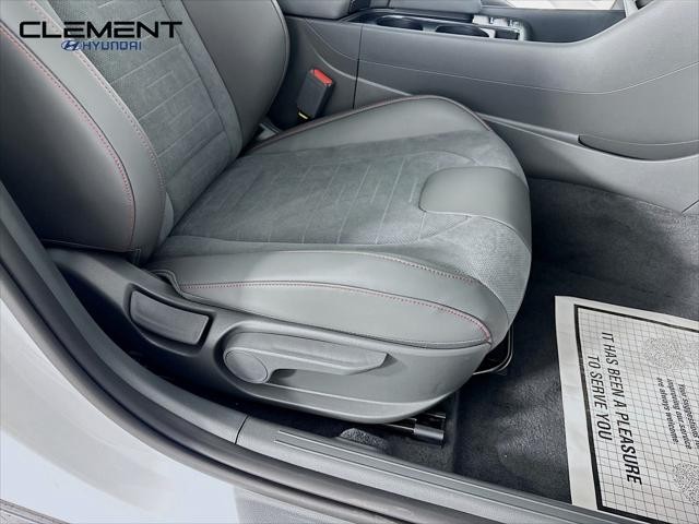 Hyundai Sonata Vehicle Full-screen Gallery Image 30