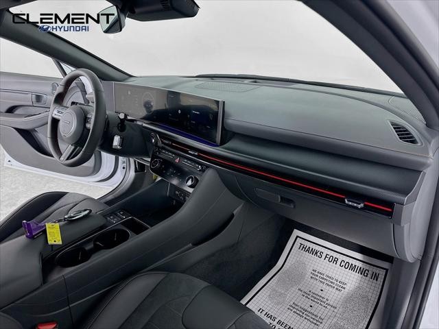 Hyundai Sonata Vehicle Full-screen Gallery Image 31