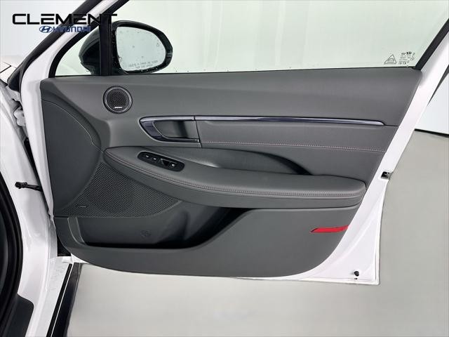 Hyundai Sonata Vehicle Full-screen Gallery Image 32