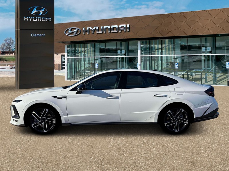 Hyundai Sonata Vehicle Full-screen Gallery Image 3