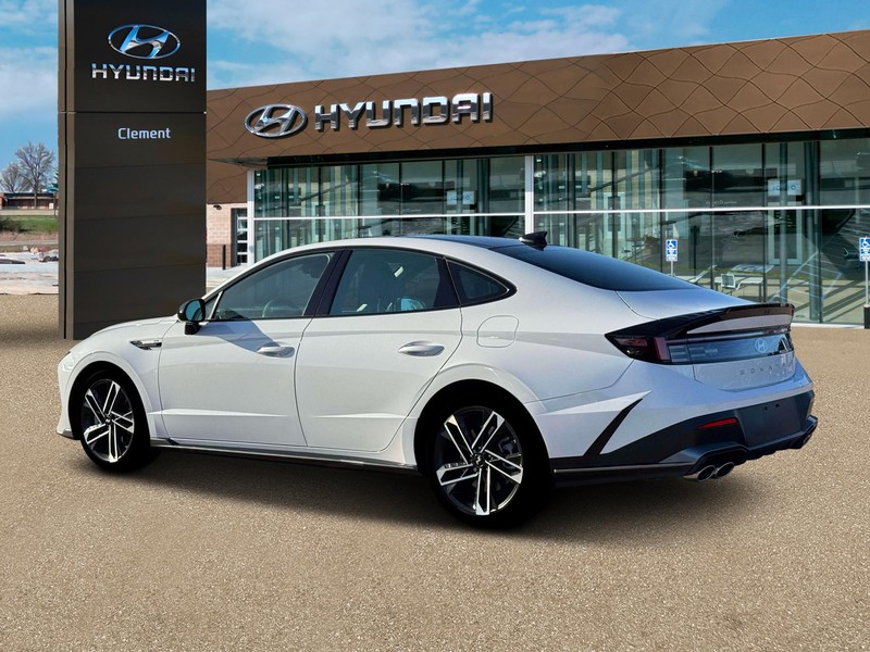 Hyundai Sonata Vehicle Full-screen Gallery Image 4
