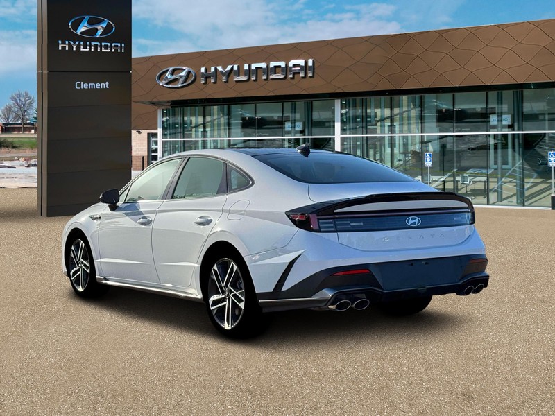 Hyundai Sonata Vehicle Full-screen Gallery Image 5