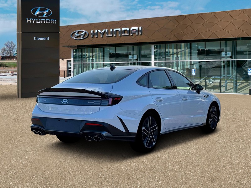 Hyundai Sonata Vehicle Full-screen Gallery Image 7
