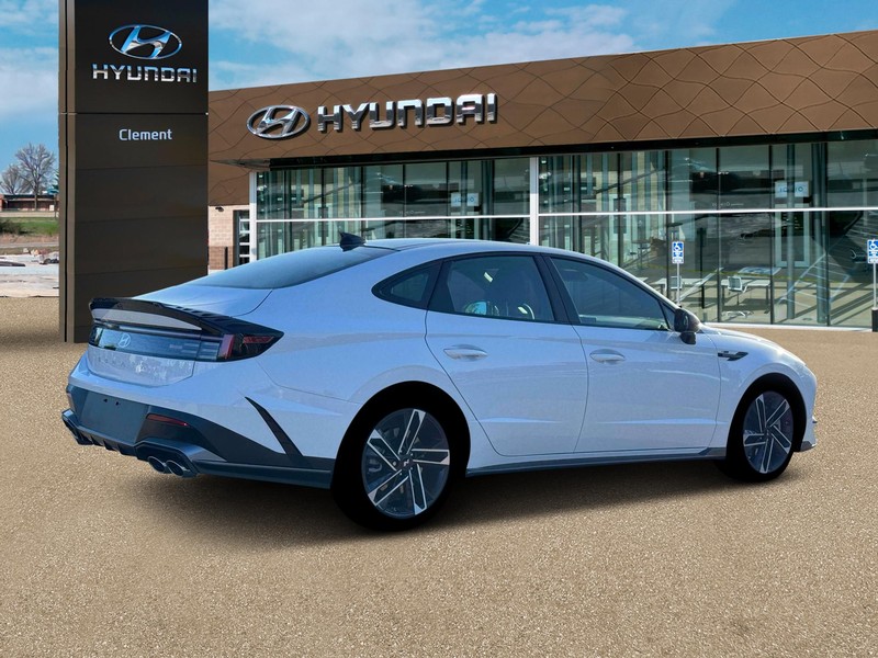 Hyundai Sonata Vehicle Full-screen Gallery Image 8