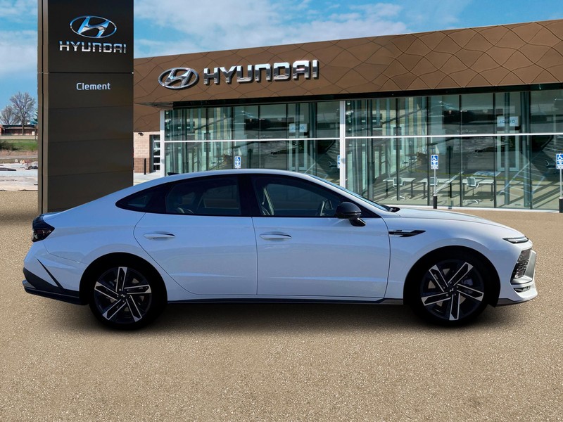 Hyundai Sonata Vehicle Full-screen Gallery Image 9