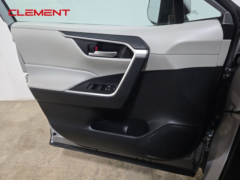 Toyota RAV4 Vehicle Image 24