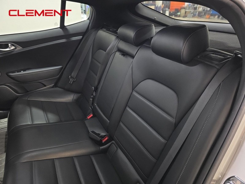 Kia Stinger Vehicle Image 33