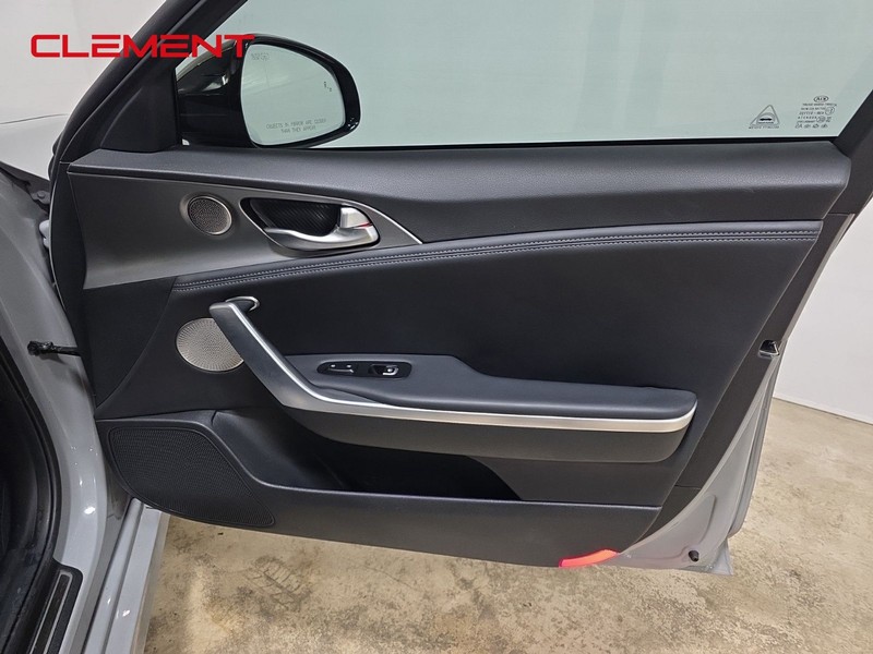 Kia Stinger Vehicle Image 36