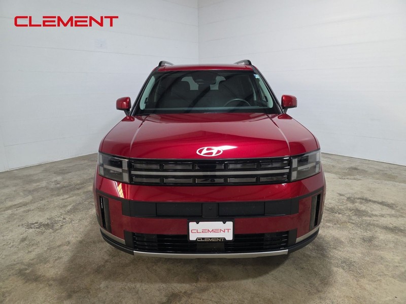 Hyundai Santa Fe Vehicle Full-screen Gallery Image 2