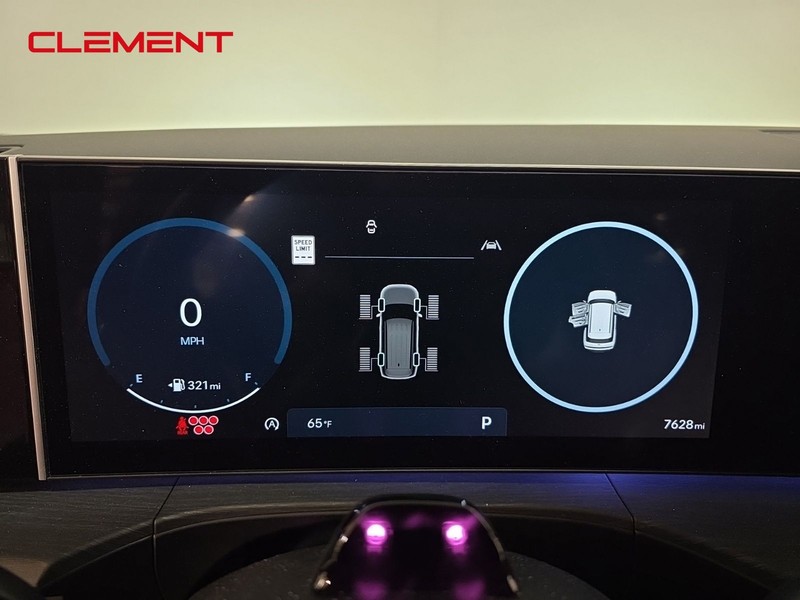 Hyundai Santa Fe Vehicle Full-screen Gallery Image 16