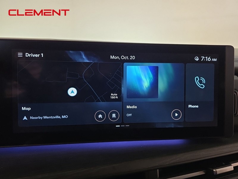 Hyundai Santa Fe Vehicle Full-screen Gallery Image 17