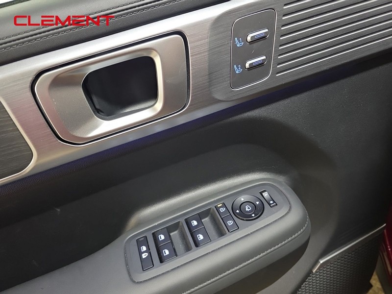 Hyundai Santa Fe Vehicle Full-screen Gallery Image 25