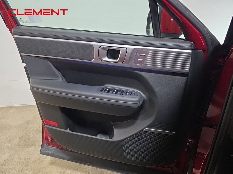 Hyundai Santa Fe Vehicle Full-screen Gallery Image 27