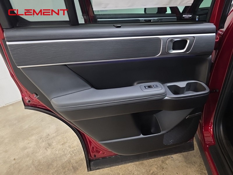 Hyundai Santa Fe Vehicle Full-screen Gallery Image 30