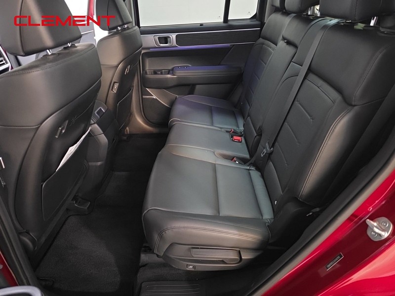 Hyundai Santa Fe Vehicle Full-screen Gallery Image 31