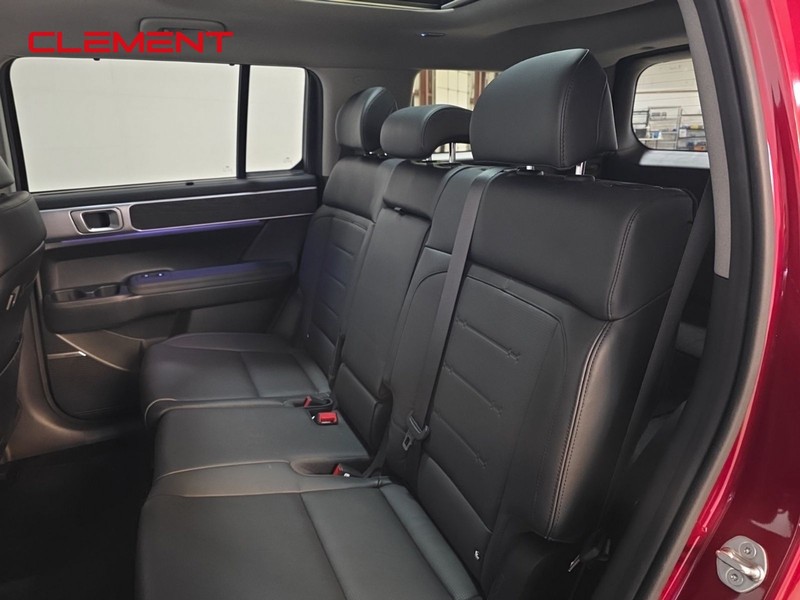 Hyundai Santa Fe Vehicle Full-screen Gallery Image 32