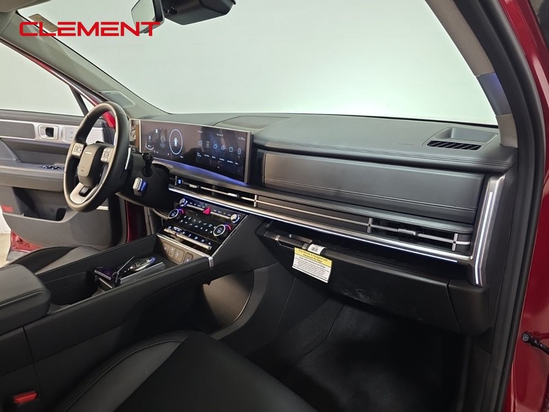 Hyundai Santa Fe Vehicle Full-screen Gallery Image 34