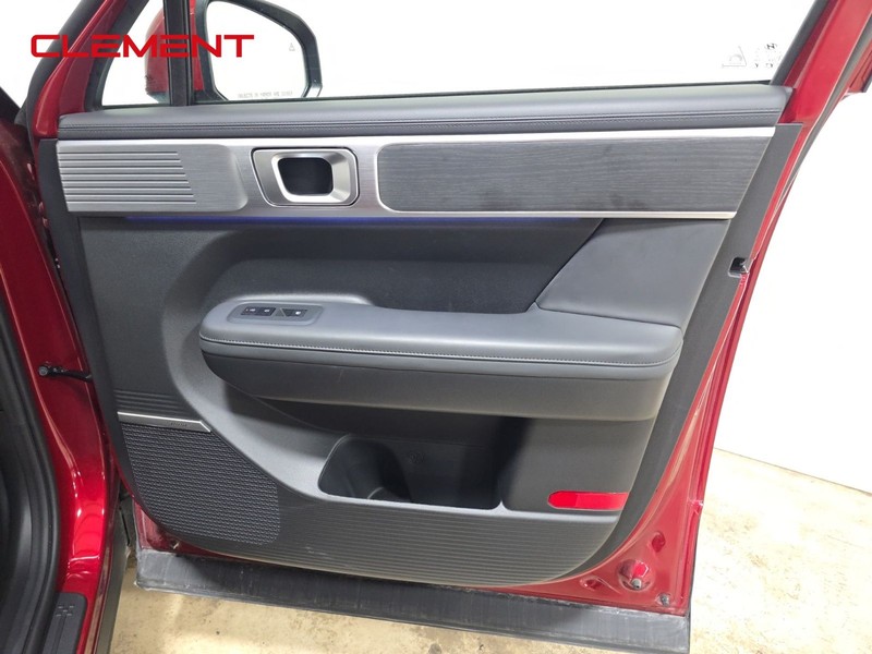 Hyundai Santa Fe Vehicle Full-screen Gallery Image 35