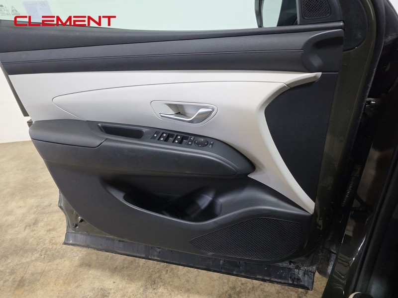 Hyundai Tucson Vehicle Full-screen Gallery Image 24