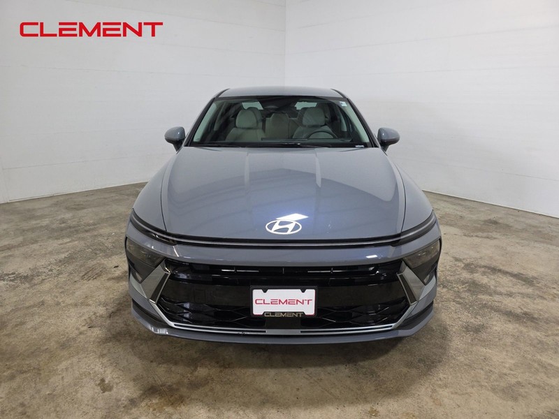 Hyundai Sonata Vehicle Full-screen Gallery Image 2