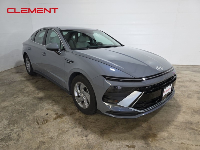 Hyundai Sonata Vehicle Full-screen Gallery Image 3