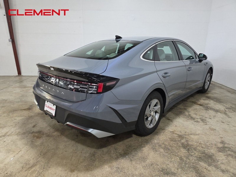 Hyundai Sonata Vehicle Full-screen Gallery Image 6