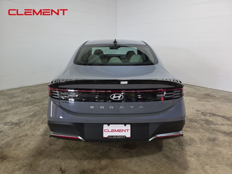 Hyundai Sonata Vehicle Full-screen Gallery Image 7