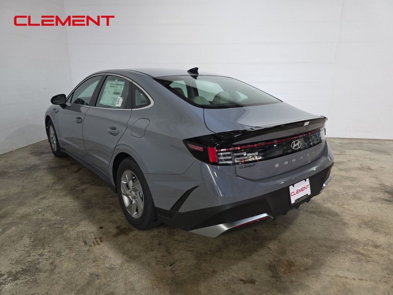 Hyundai Sonata Vehicle Full-screen Gallery Image 8