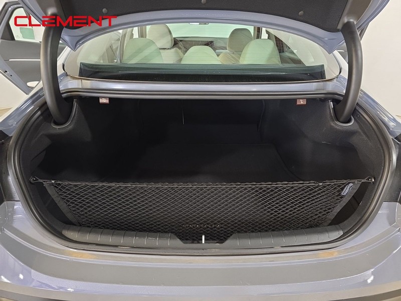 Hyundai Sonata Vehicle Full-screen Gallery Image 9